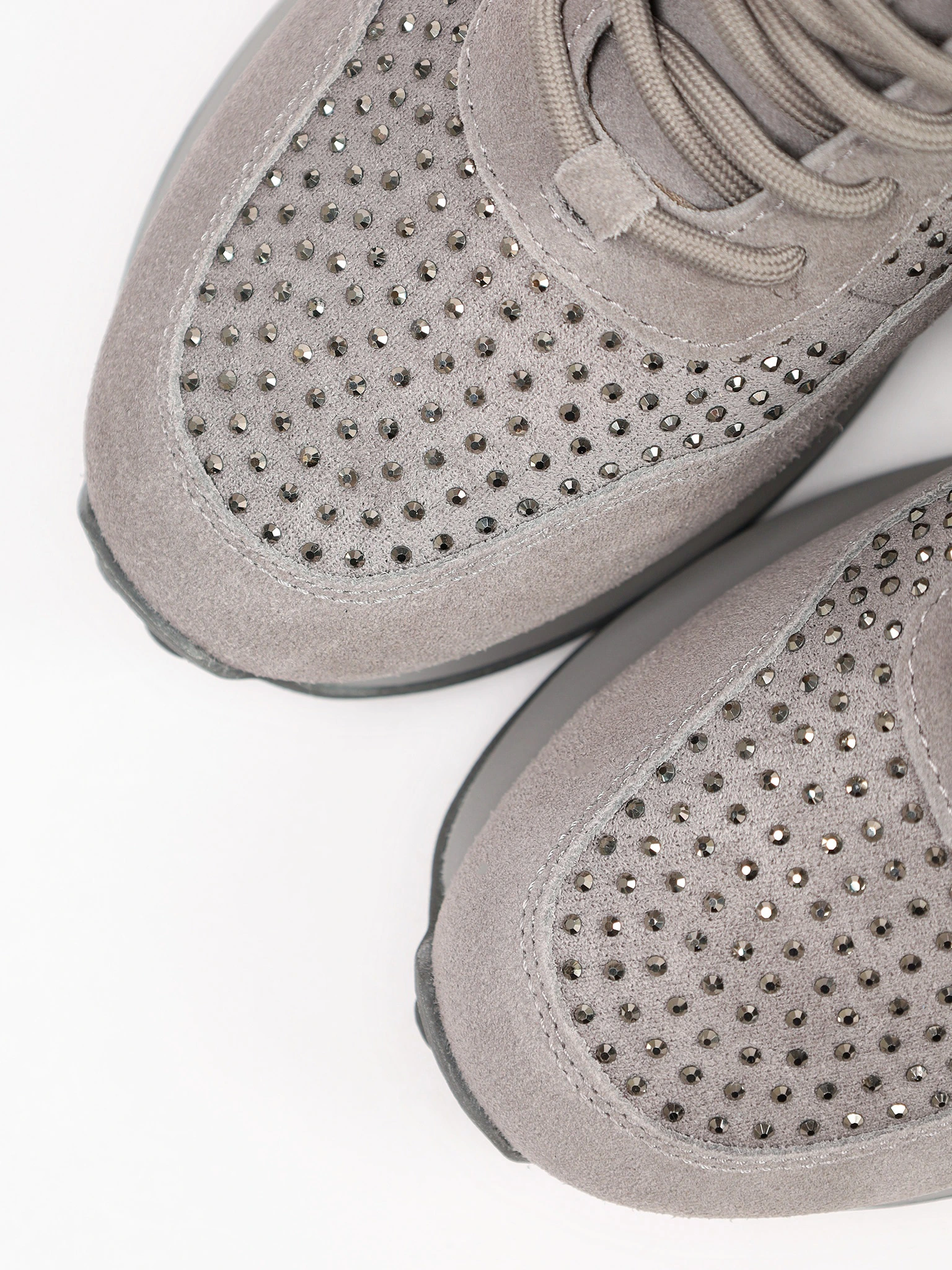 Кроссовки серого цвета со стразами на низкой подошве